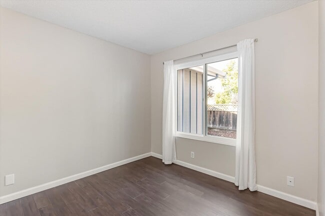 Building Photo - Updated home in Oak Grove