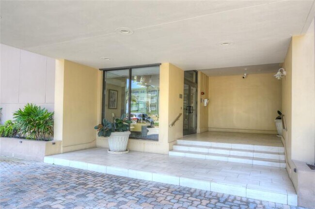 Building Photo - 1021 Hillsboro Mile