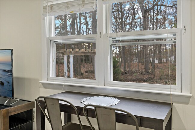 Building Photo - 2017 Woodford Rd