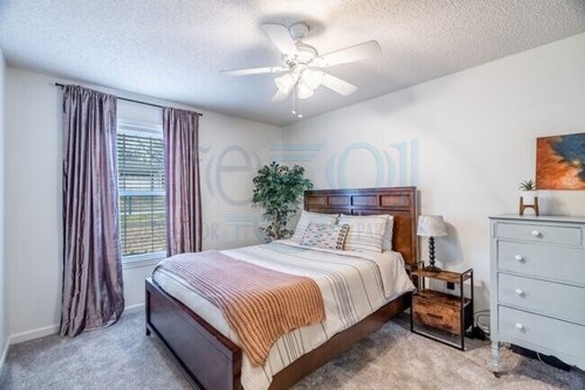 Building Photo - Available in Early August Attn: Pilots! 3BR 2BA Crashpad!