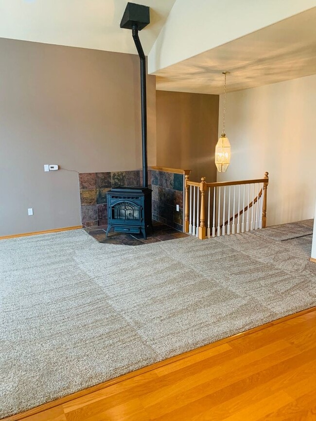 Building Photo - Beautiful Updated Townhome overlooking Mea...