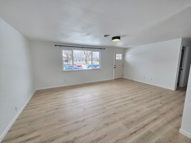 Building Photo - Renovated 4 Bedroom Home