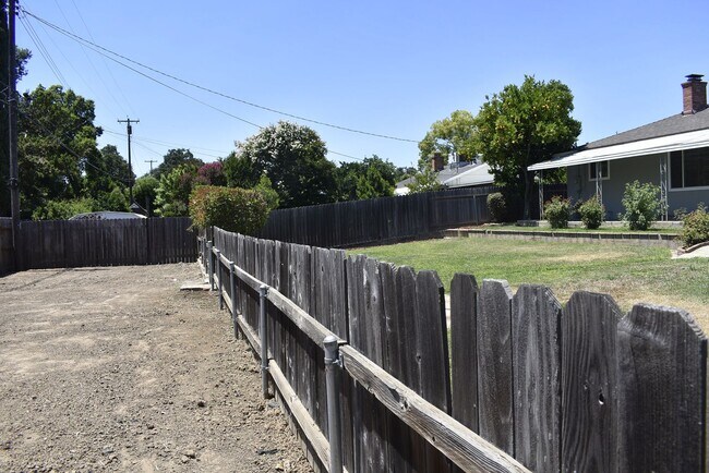 Building Photo - 5150 Oak Leaf Ave