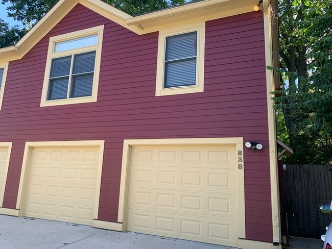 Primary Photo - Awesome Carriage House in Chatham Arch!