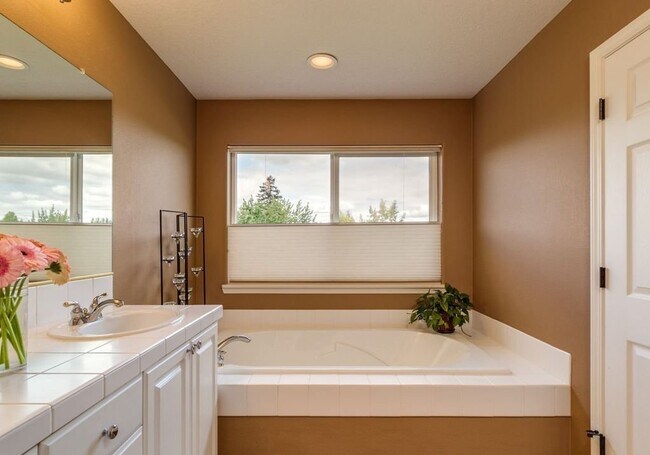 Building Photo - Beautiful Spacious Home!