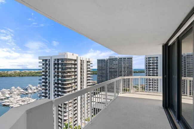 Building Photo - 123 Lakeshore Dr