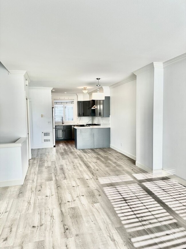 Building Photo - Modern 3 bedroom, 2.5 bathroom Townhome in Mapleleaf!