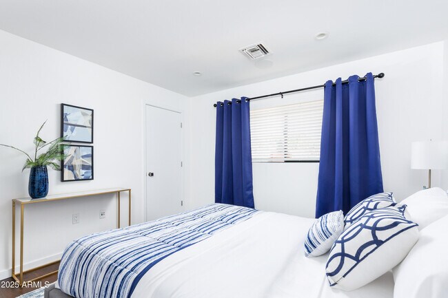 Building Photo - 6924 E Mariposa Dr