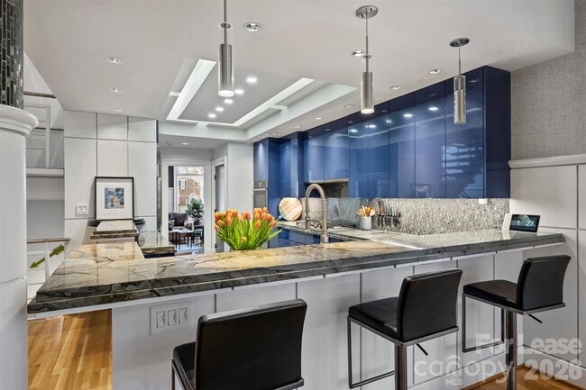 Building Photo - 1124 Dilworth Crescent Row