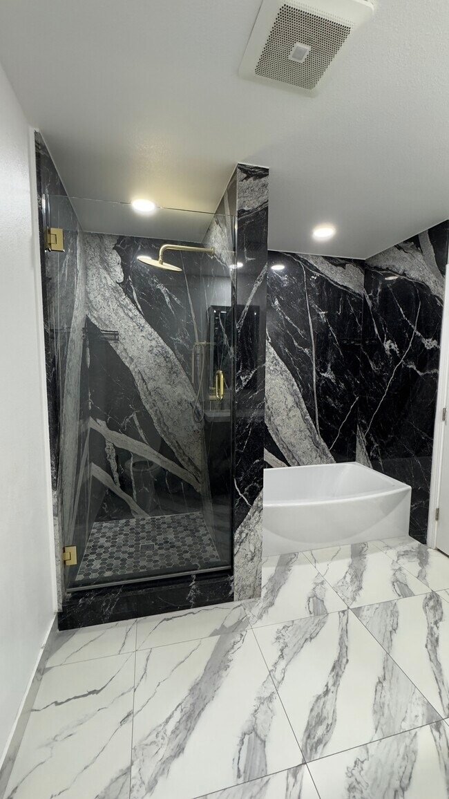 Building Photo - 6552 N Augusta St