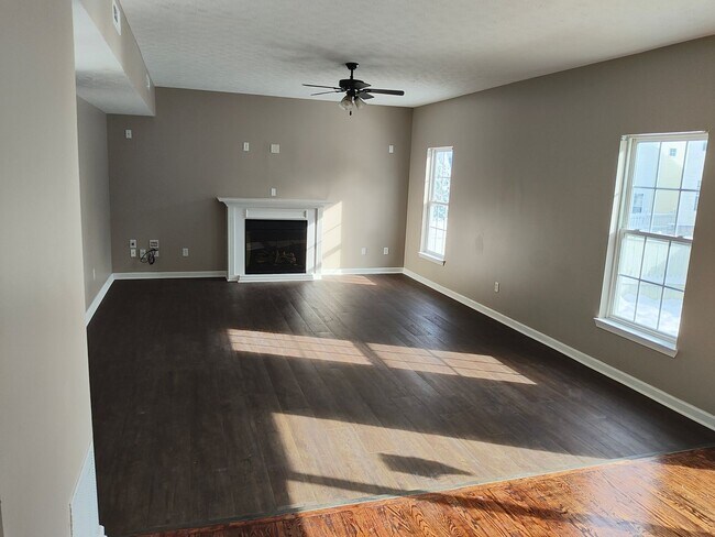 Building Photo - Beautifully maintained 4-bedroom, 2.5-bath...