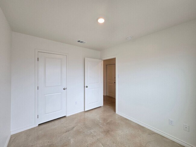 Building Photo - HUGE RENT REDUCTION & AMAZING MOVE IN SPECIAL!