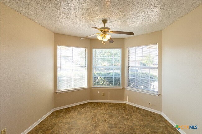 Building Photo - 2701 Woodlands Dr