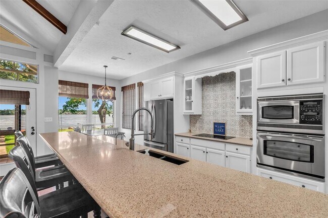 Building Photo - 923 Paradise Ln