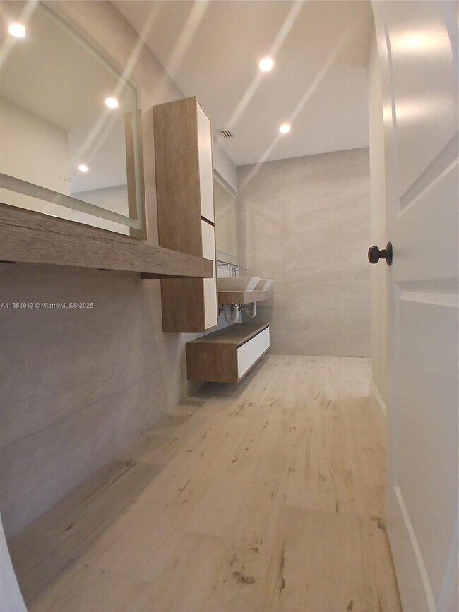 Building Photo - 1070 SW 135th Pl