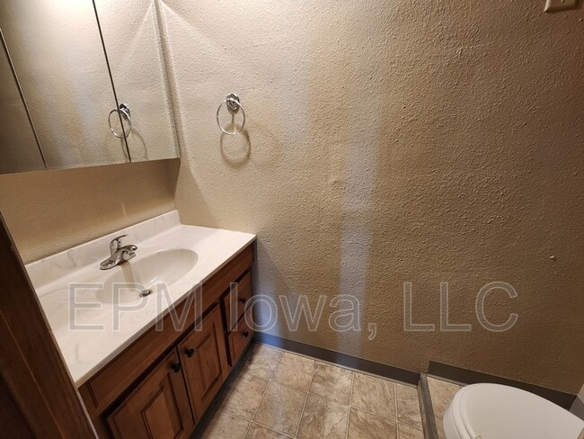 Building Photo - 604 1/2 West Seerley Boulevard