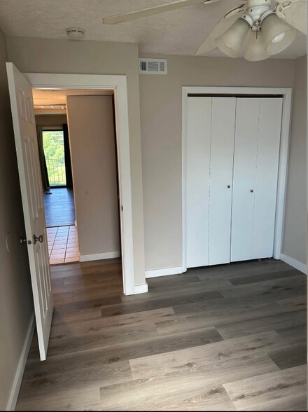 Building Photo - 715 N Golfcrest Rd