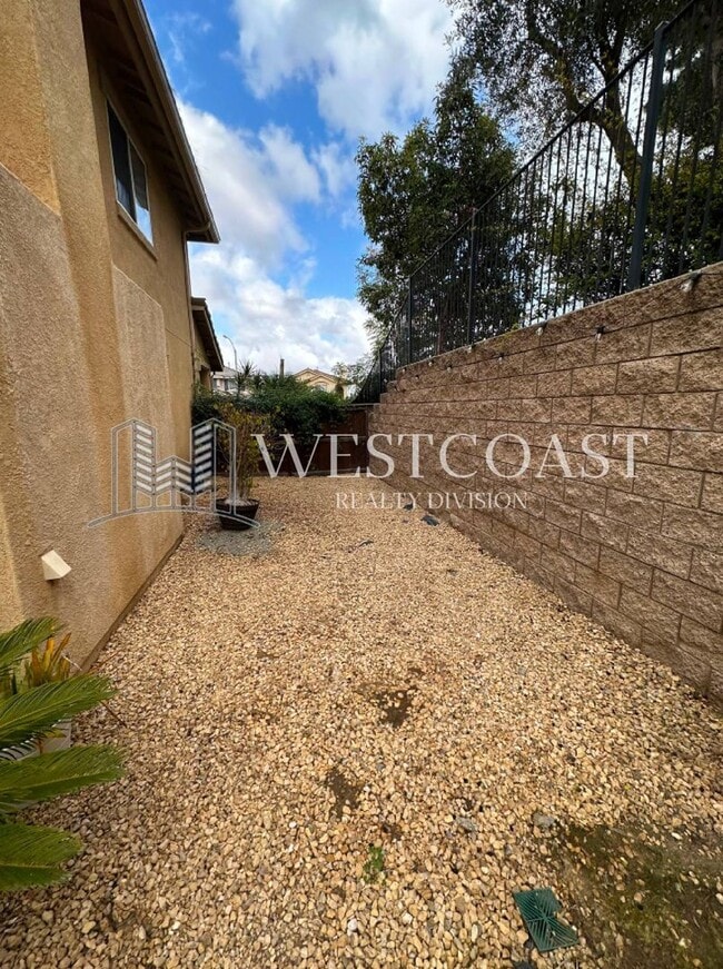 Building Photo - AVAILABLE NOW!!! 3 Bedroom 3 bath Private OASIS backyard in Vista, CA.