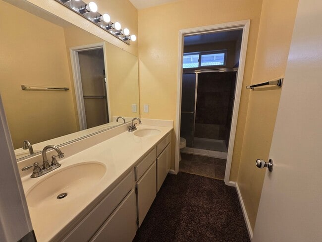 Building Photo - 1602 W Ave H4