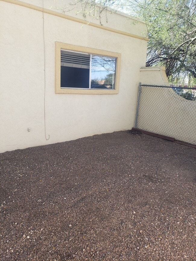 Building Photo - 3560 N Tucson Blvd