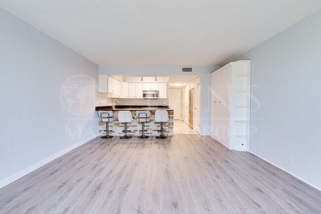 Building Photo - Charming Beachside 1-Bedroom Condo – Available Now