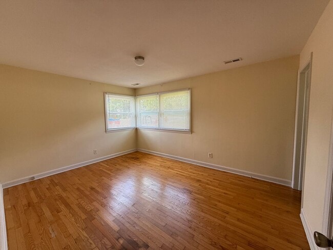 Building Photo - 3 Bedroom / 1.5 Bath Brick Home Kingsport TN