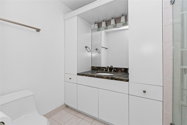 Building Photo - 5051 Pine Dr