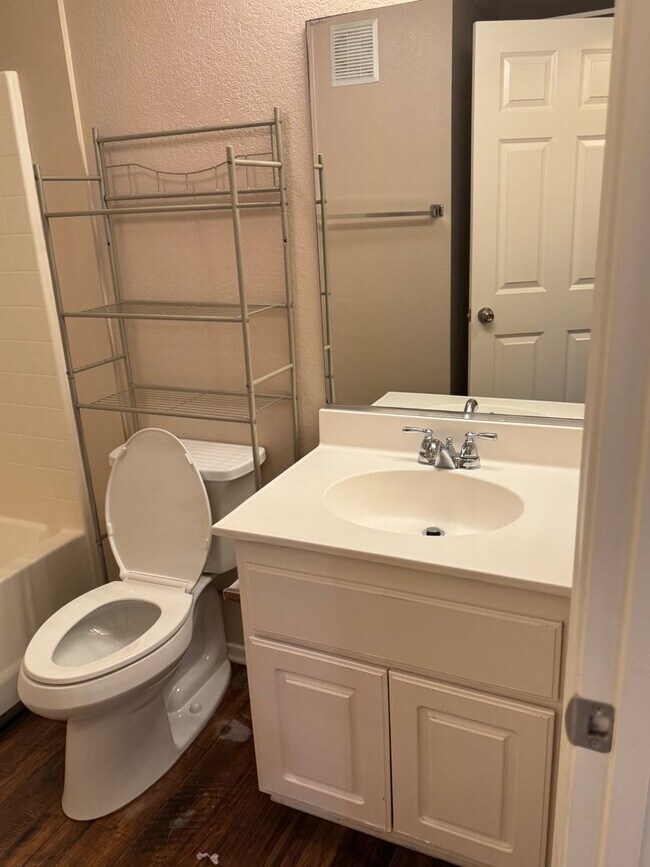 Building Photo - Spacious 2 bedroom 2 bath ground floor uni...