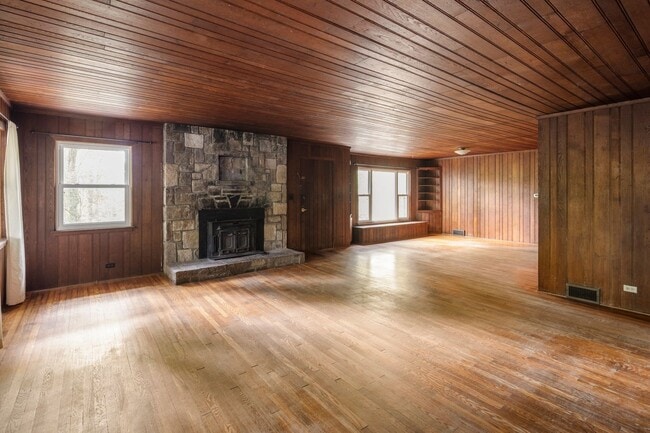 Building Photo - Royal Pines Cottage