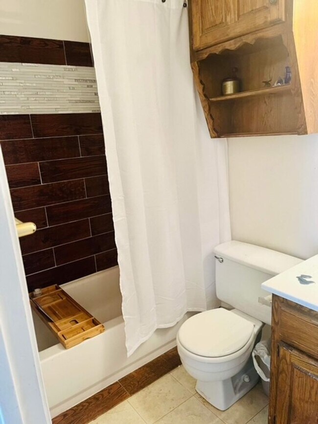 Building Photo - 2 Bd / 2 Ba Townhome Minutes Away From Campus & Downtown!