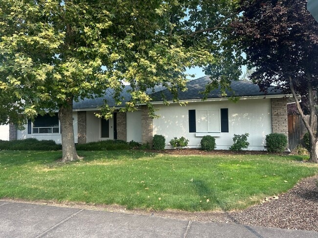 Building Photo - Corner Lot, RV Parking in North Medford!!