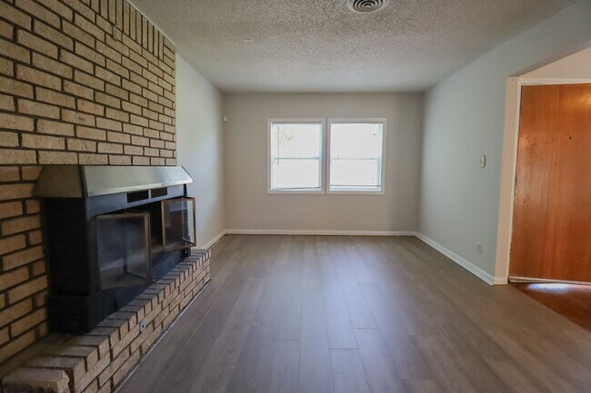 Building Photo - 3 BED 1 BATH! Schedule a tour today!