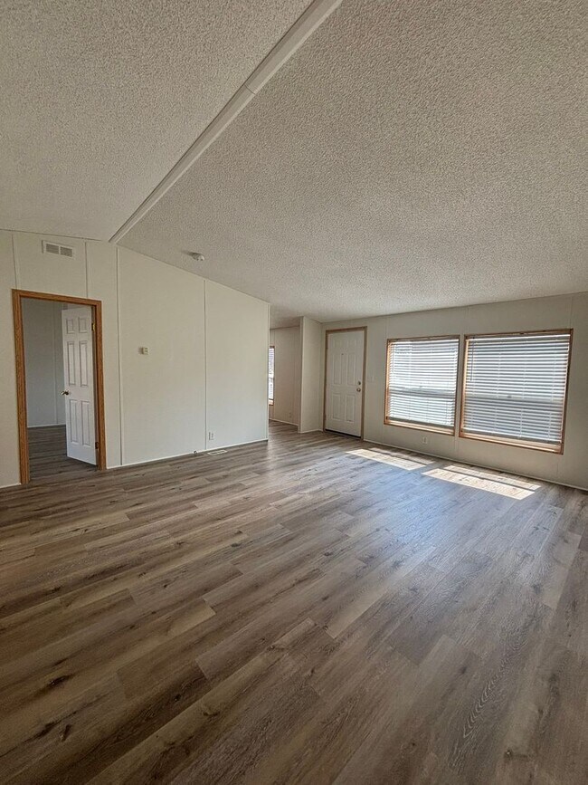 Building Photo - 221 Silver Maple Dr