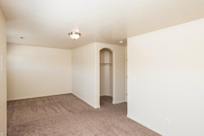 Building Photo - Hidden Valley Townhome - most utilities in...