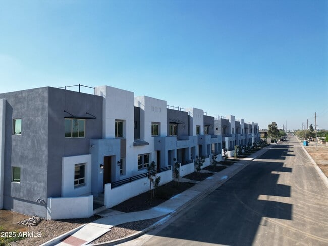 Building Photo - 733 E Commonwealth Ave