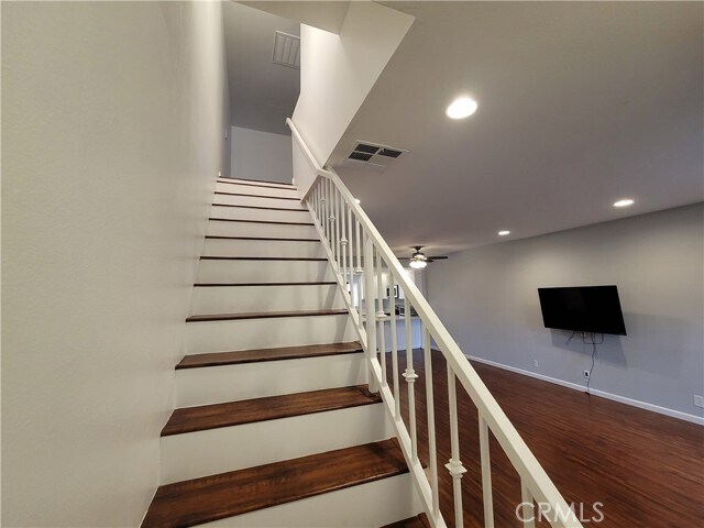 Building Photo - 5730 Vineland Ave