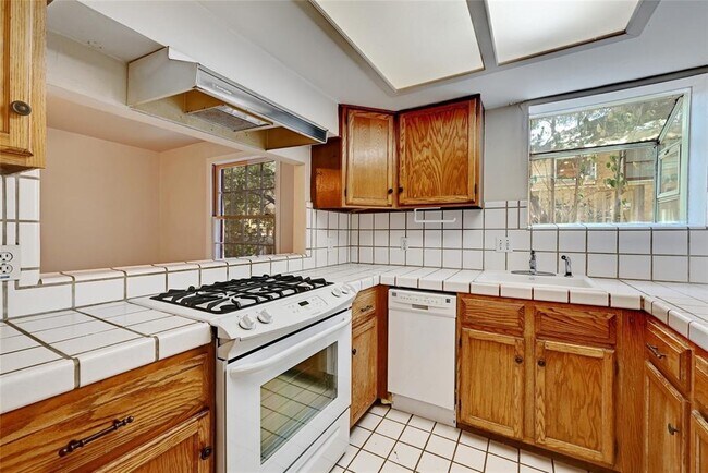 Building Photo - 912 E 32nd St