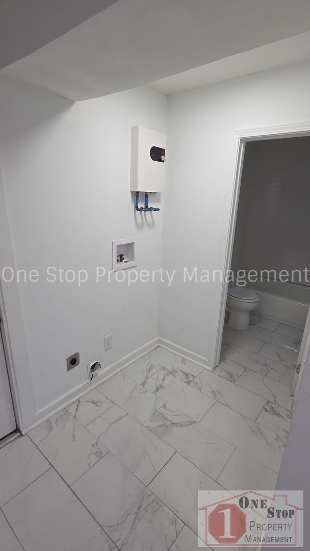 Building Photo - 807 S Hardy Ave