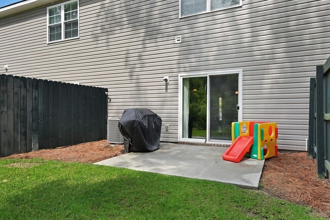 Building Photo - 3 Bedroom Townhouse