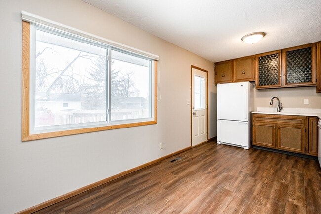 Building Photo - 6507 Laurel Ln NE