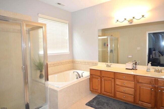 Building Photo - 498 Country Club Dr