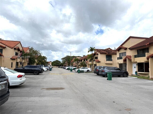 Building Photo - 10044 SW 77th Ct