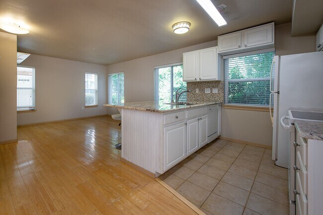 Building Photo - 5551 Lakemont Blvd SE