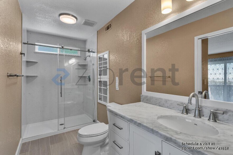 Building Photo - 527 Bustos Pl