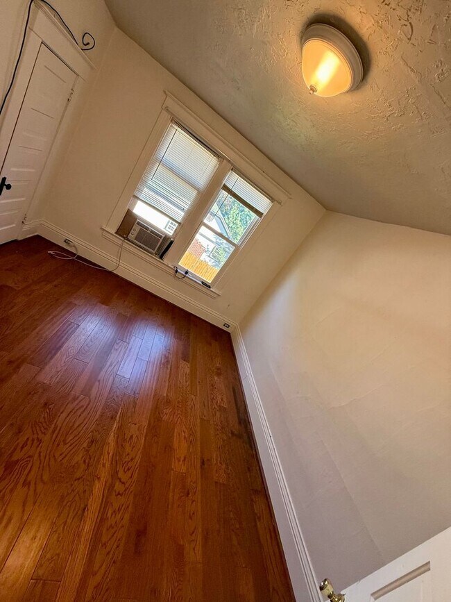 Building Photo - Victorian Charmer – 3 Bed, 1.75 Bath – Utilities Included!