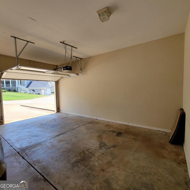 Building Photo - 1111 Surrey Ln