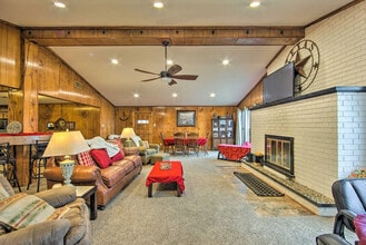 Building Photo - 928 Welch Ln