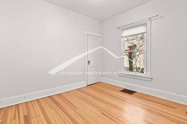 Building Photo - Beautiful Home with Washer/Dryer and Fenced Yard