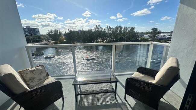 Building Photo - 1401 N Riverside Dr