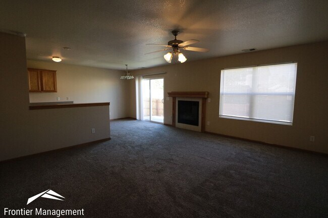 Building Photo - 911-913 Jackalope